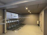 アーバンパーク日暮里2 自転車置き場と階段を備えた明るい共用部廊下の様子