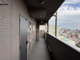 アーバンパーク日暮里2 都市景観を望む共用廊下の奥行きのある様子