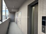 アーバンパーク日暮里2 明るい採光が入る共用廊下とエレベーター周辺の様子