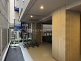 アーバンパーク日暮里2 黄色いタイルが印象的な共用エントランスホール
