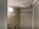 アーバンパーク日暮里2 清潔感のあるシャワーブースと浴室の様子