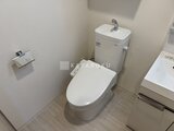 アーバンパーク日暮里2 温白色照明で明るく清潔感のあるトイレ空間