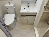 アーバンパーク日暮里2 白を基調とした清潔感のあるトイレと洗面台