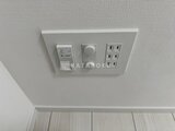 アーバンパーク日暮里2 天井に取り付けられた照明スイッチとコンセント