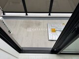 アーバンパーク日暮里2 黒い枠の大きな窓から光が入る明るいワンルーム空間
