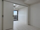 アーバンパーク日暮里2 開放的な引戸で繋がるリビングダイニングと洋室
