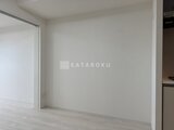 アーバンパーク日暮里2 明るい印象の洋室と廊下の広がりを感じる空間