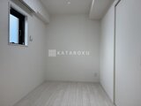 アーバンパーク日暮里2 小窓からの採光が入る明るい洋室