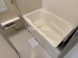 アーバンパーク日暮里2 浴槽と洗い場がゆとりをもって配置された明るい浴室
