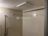 アーバンパーク日暮里2 ガラス板とシルバー手すりのモダンな浴室