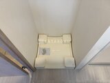 アーバンパーク日暮里2 温かみのある照明が落ち着いた印象を与えるトイレ空間