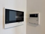 アーバンパーク日暮里2 インターフォンと給湯器パネルが設置された玄関周りの様子
