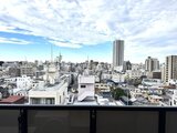 アーバンパーク日暮里2 バルコニーから眺める開放的な街並みと青空の景観