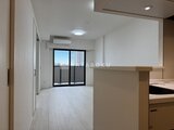 アーバンパーク日暮里2 キッチンから見たリビングダイニングの開放的な空間