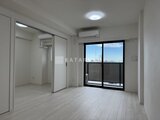 アーバンパーク日暮里2 明るい光が差し込む開放的なリビングダイニング空間