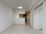 アーバンパーク日暮里2 明るい照明が広がるリビングダイニングと