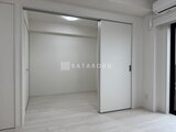 アーバンパーク日暮里2 鏡張りの壁が特徴的な、明るくゆとりのある洋室