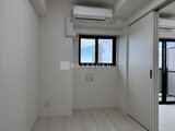 アーバンパーク日暮里2 小窓から採光が入る明るい洋室