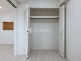 アーバンパーク日暮里2 白を基調とした明るいクローゼット