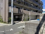 アーバンパーク船堀2 建物前面の駐車場入口と、落ち着いた印象の外観が見える様子