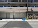 アーバンパーク船堀2 建物前面の駐車スペースと白いガレージドアが見える外観