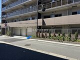 アーバンパーク船堀2 前面道路から見た建物の低層部と開放的なエントランス周辺