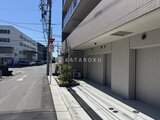 アーバンパーク船堀2 街路から見たモダンな外観と駐車スペースの様子