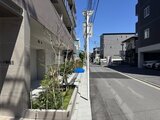 アーバンパーク船堀2 前面道路から見た建物外観と植栽のある落ち着いた街並み