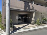 アーバンパーク船堀2 建物前面の開放的なエントランスホールと周囲の植栽