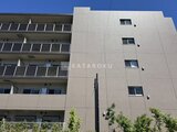 アーバンパーク船堀2 白を基調とした4階建てマンションの外観と前面の緑地
