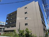 アーバンパーク船堀2 晴れた空を背景に、落ち着いた色合いの外壁を持つ中層マンション