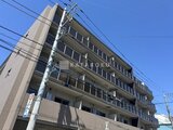 アーバンパーク船堀2 青空を背景に建つ、明るい印象のマンション外観