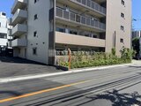 アーバンパーク船堀2 街路から見たモダンな外観と緑豊かなエントランス前の様子
