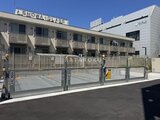 アーバンパーク船堀2 駐車場入口のゲートと清潔感のある建物外観