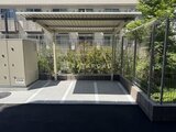 アーバンパーク船堀2 日差しが差し込む開放的なルーフバルコニーと緑のプランター