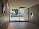 アーバンパーク船堀2 開放的なガラス戸を通じて街が見える共用エントランス