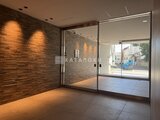 アーバンパーク船堀2 木調パネル壁と大きなガラス窓を備えたエントランスロビー
