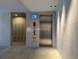 アーバンパーク船堀2 明るいエレベーターホールと宅配ボックスのある共用廊下