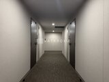 アーバンパーク船堀2 清潔感のある廊下にモダンな扉が並ぶ共用通路