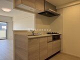 アーバンパーク船堀2 木調でまとめたモダンなキッチンスペースの様子