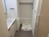 アーバンパーク船堀2 洗面台と洗濯機が設置されたランドリースペース