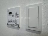 アーバンパーク船堀2 浴室暖房乾燥機の操作パネルと照明スイッチが並ぶ壁面