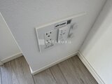 アーバンパーク船堀2 白い壁面に設置されたコンセントと照明スイッチの様子