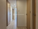 アーバンパーク船堀2 木目調のドアが並ぶ廊下から各室へアクセスできる明るい間取り