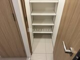 アーバンパーク船堀2 収納たっぷりの壁面シェルフと両側の洗練されたクローゼット