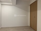 アーバンパーク船堀2 木目調のクローゼットドアが付いた落ち着きのある洋室