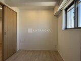 アーバンパーク船堀2 窓からの採光が心地よい、シンプルで落ち着いた洋室