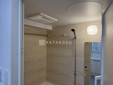 アーバンパーク船堀2 明るい照明と木調タイルで統一されたシャワールーム