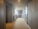 ドゥーエ曳舟3 共用廊下から各住戸へアクセスするモダンな内廊下空間