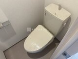 ドゥーエ曳舟3 温白色でまとめられた清潔感のあるトイレ空間